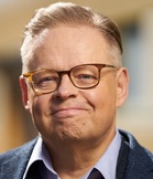 Juhana Vartiainen. Laaja-alainen, taloutta, hallintoa sekä yhteiskunta- ja sosiaalipolitiikkaan tunteva vaikuttajapormestari.