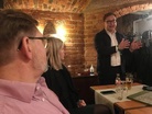 "Tarvitaan ajattelua ja tekoja siitä, miten auttaa tehokkaimmin siellä, missä apua tarvitaan eniten", sanoi Daniel. Kipupisteitä ovat mm. lastensuojelun vakavimmat tarpeet ja asunnottomuus. Viimemainittukaan ei ole voitettu asia, vaikka askeleita eteenpäin on otettu.
Iso ongelma tulee myös soten myötä. Kun Helsinki on oma hyvinvointialueensa, on edessä iso edunvalvonnan haaste suhteessa valtioon. Helsingillä on erityistarpeita, joita ei saa ohittaa.
- Kuvan kuuntelijat: Kalle ja Katri.