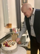 Pikettyn lisäksi pureskeltiin Yhdistyksen ja Olan tarjoamaa täytekakkua. Oli muuten Bottann keittiö tehnyt tosi hyvän ja marjaisan herkun.