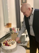 Pikettyn lisäksi pureskeltiin Yhdistyksen ja Olan tarjoamaa täytekakkua. Oli muuten Bottann keittiö tehnyt tosi hyvän ja marjaisan herkun.